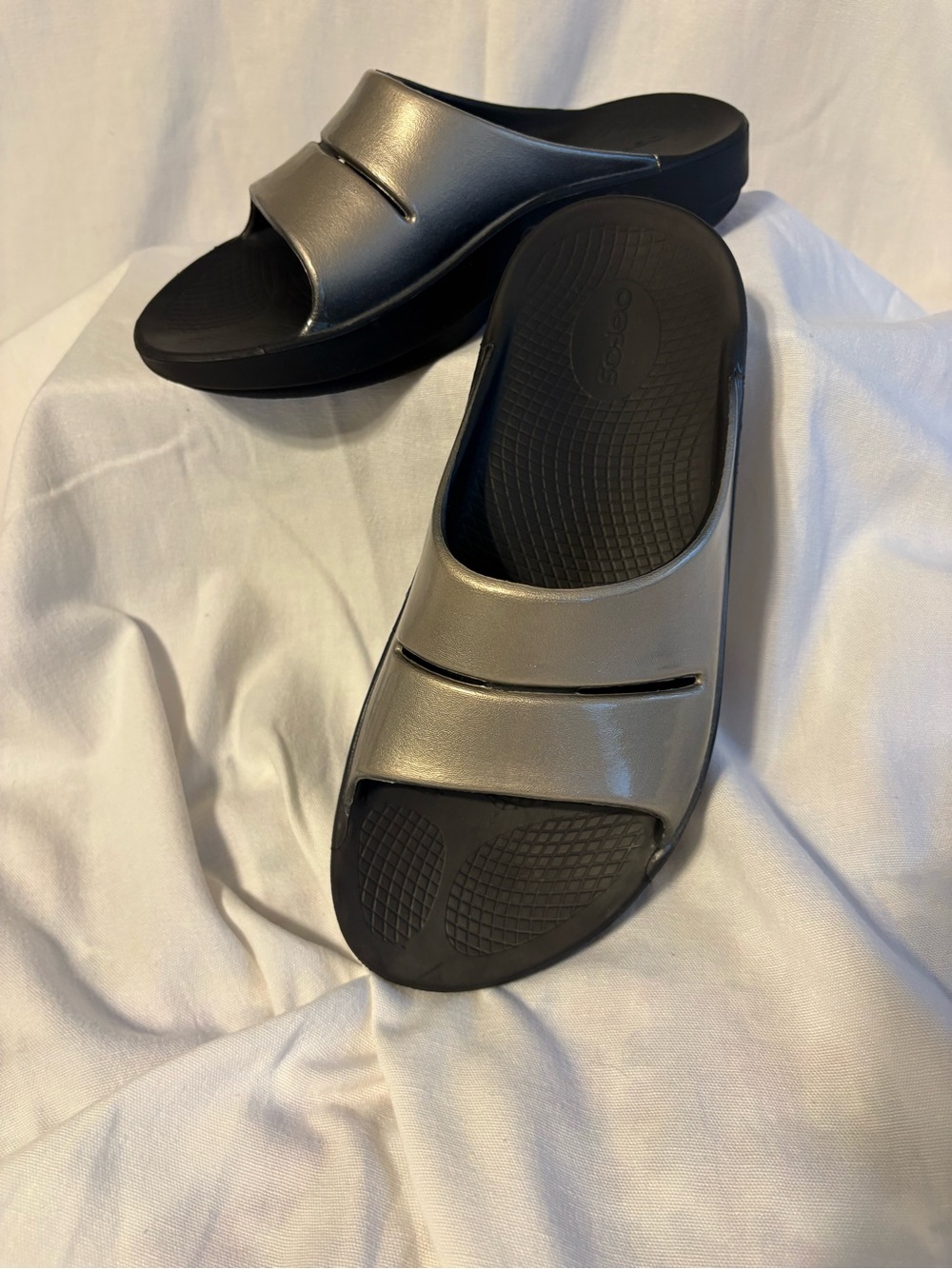 OOFOS Men’s Metallic Silver Slide Sandals with Black Footbed